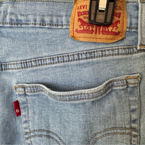 Levi's High Rise Denim Jean Shorts with Raw Hem. Size Women’s 32 - Picture 6 of 11